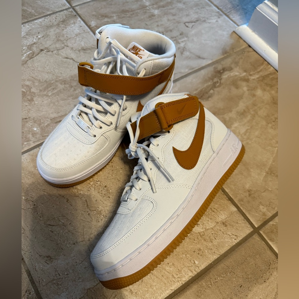 Brand new- Nike women’s Air Force 1 ‘07 mid